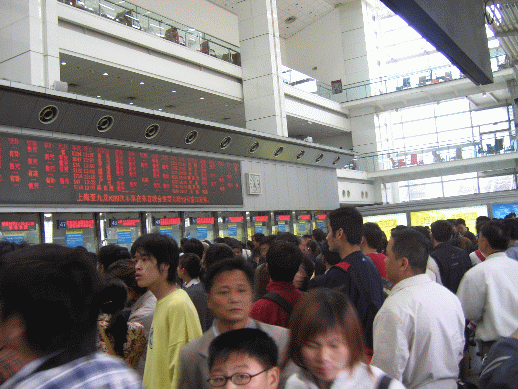 Gewimmel in der Bahnhofsvorhalle